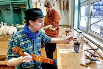 Klingenthaler Schule zwischen Tradition und Zukunft - Jonas Kiesewetter beim Lackieren einer Geige, aufmerksam beobachtet von Hanna Mittmann. Beide stammen aus Berlin und erlernen in Klingenthal den Beruf eines Geigenmachers. Ihre berufliche Zukunft sehen sie aber bislang nicht im Vogtland.