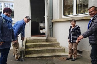 Klingenthaler Seniorentreff erhält barrierefreien Zugang - Die Stadträte Anke Färber und Danilo Kaune (li.) freuen sich mit Gisela Feichtinger vom Seniorenverein über die Rampen-Lösung, die Bauamtschef Andreas Günnel (r.) zugesagt hat.