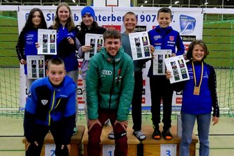 Klingenthaler Skinachwuchs lässt es wieder krachen - Trainer Niclas Tutte (Mitte) mit seinen Schützlingen beim Deutschen Schülercup in Winterberg.