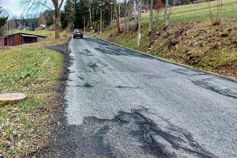 Klingenthaler Staffelweg: Anlieger fühlen sich vor Straßenbau schlecht informiert - Der Staffelweg in Klingenthal. Ab dem 11. April beginnt unter Vollsperrung der grundhafte Ausbau der Straße. Auf der rechten Seite wird zudem ein Fußweg angelegt.
