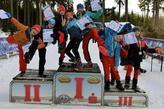 Klingenthaler Talente haben Spaß auf dem Treppchen - Gute Laune hatten die Mädchen und Jungen des VSC Klingenthal nach den Wettkämpfen in Johanngeorgenstadt.
