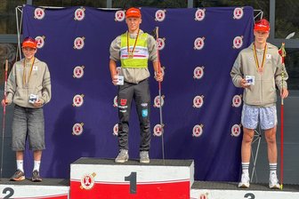 Klingenthaler Team-Sieg beim Sommer-Grand-Prix in Frankreich - Nick Seidel (Mitte) mit dem gelben Leibchen des Führenden im Deutschlandpokal.