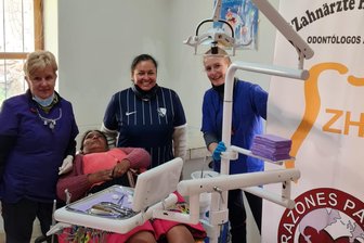 Klingenthaler Zahnärztin nach Hilfseinsatz in Peru: „Ich bin beseelt von den Menschen und der Landschaft“ - Die Klingenthaler Zahnärztin Sabine Leonhardt (links) bei Behandlungen im Anden-Land.