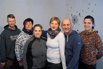Klingenthalerin Andrea Graupner wagt mit Pflegedienst den Schritt in die Selbstständigkeit - Geschäftsführerin Andrea Graupner (3. von rechts) mit ihrem Team vom Lebensweg-Pflegedienst in Klingenthal.