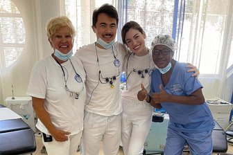 Klingenthalerin für „Zahnärzte ohne Grenzen“ auf den Kapverden im Einsatz - Die Klingenthaler Zahnärztin Sabine Leonhardt (links) mit ihrem Team im Krankenhaus Delegacia Saúde de São Domingos auf den Kapverden. Die kapverdische Kollegin Elisabeth (rechts) dolmetschte bei den Behandlungen.