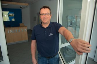 Klingenthals größter Arbeitgeber öffnet erstmals seine Türen für Gäste - Jörg Lazarus, Personalleiter bei Injecta in Klingenthal, hält symbolisch die Eingangstür auf. Am Freitag sind Gäste willkommen.