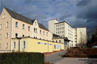 Klinik-Aus in Reichenbach: Kein Retter auf dem weißen Pferd - Selbst der Himmel trägt Trauer: Am heutigen Freitag stellt die insolvente Paracelsus-Klinik Reichenbach ihren Betrieb ein. Alle Rettungsversuche für das einstige Kreiskrankenhaus sind gescheitert.