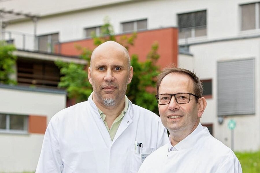 Klinik für Urologie im Plauener Vogtland-Klinikum hat neuen Chefarzt - Dr. Jens Weise (links), der Ärztliche Direktor des Helios Vogtland-Klinikums, freut sich über Dr. Felix Hillig, den neuen Chefarzt der Urologie am Plauener Krankenhaus.