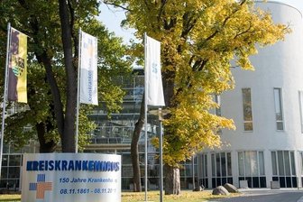 Kliniken: Corona-Lage trotz voll belegter Betten beherrschbar - Haupteingangsbereich Kreiskrankenhaus Freiberg. 