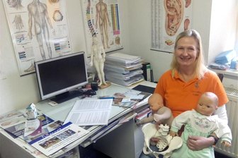 Kliniken Erlabrunn wollen Fachpersonal bei Vermittlung in neue Jobs behilflich sein - Hebamme Cornelia Löser in ihrer Heilpraktikerpraxis in Bockau.
