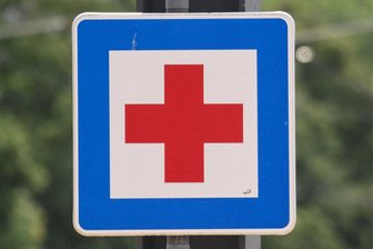 Kliniken: Weg frei für Transparenzgesetz - Ein Verkehrsschild weist auf die Zufahrt zu einer Notaufnahme hin. Die Krankenhausreform ist auf dem Weg.