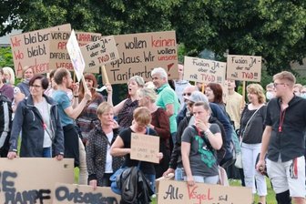 Klinikfusion im Erzgebirge: Mitarbeiter demonstrieren vor Abstimmung - 250 Mitarbeiter demonstrierten am Mittwoch in Burkhardtsdorf. 
