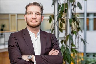 Klinikfusion im Erzgebirge: Nichts mehr so wie vor Corona - Geschäftsführer Marcel Koch steht seit über zwei Jahren an der Spitze des Erzgebirgsklinikums, dessen Fusion er nun maßgeblich zum Erfolg führte.