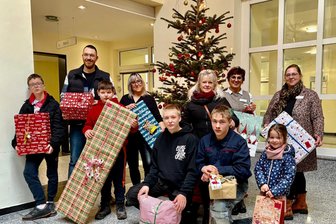 Klinikpersonal aus dem Erzgebirge verteilt an Heimkinder große und kleine Geschenke - Mitarbeiter und Bewohner der Diakonie-Heime aus Eibenstock und Oelsnitz holten diese Woche die Geschenke im Helios-Klinikum in Aue ab.