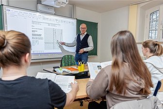 Klinikschule in Rodewisch macht besondere Kinder fit für Schule und Leben - Frank Ebersbach gibt eine Stunde Mathe. Ziel ist es, junge Patienten innerhalb weniger Wochen an der Klinikschule wieder fit für die Stammschule zu machen. 