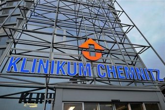 Klinikum am Limit, Inzidenz über 1000: Dramatische Corona-Situation in Chemnitz - Vor der Impfstelle des Klinikums bilden sich Schlangen, während drinnen das medizinische Personal und die Intensivmedizin an ihre Grenzen gelangen. Der Ärztliche Direktor des Klinikums hat am Freitag die Lage als "katastrophal" bezeichnet.