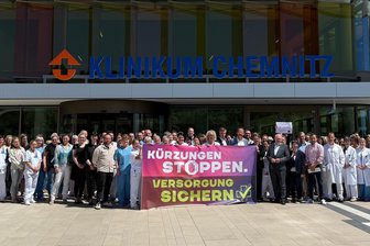 Klinikum Chemnitz: Beschäftigte und Chefs protestieren gemeinsam gegen Kürzungspläne - Protest am Klinikum Chemnitz gegen Kürzungen.