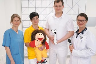 Klinikum Chemnitz eröffnet Hochschulambulanzen: Hier bekommen Kinder und Augenpatienten schneller eine Diagnose - Die Leitende Oberärztin Annika Ander, Krankenschwester Andrea Herrmann, Oberarzt Stefan Mielke und Augenärztin Adriana Vantu (von links) gehören zu den Teams der neuen Hochschulambulanzen.