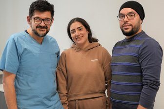 Klinikum Chemnitz löst Fehlgeburten-Rätsel – Wie das anderen Eltern hilft - Sarah Ahmed und ihr Mann Fahrid (Namen geändert) mit Chefarzt Thaddäus Till Wissniowski (l.) von der Klinik für Innere Medizin II am Chemnitzer Klinikum.