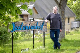 Klinikum Chemnitz schließt Psychiatrie-Bauernhof: Patienten und Pfleger trauern um ihr Projekt - Holger Felsch ist der arbeitstherapeutische Leiter im Kastanienhof Rossau im Ortsteil Schönborn-Dreiwerden. Die Einrichtung wird gerade geschlossen.