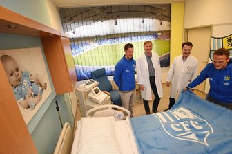 Klinikum Chemnitz stellt CFC-Kreißsaal vor - Das CFC-Geburtszimmer im Klinikum: Julius Reinhardt, Lutz Kaltofen, Mathias Hänel und Tim Danneberg sahen sich am Donnerstag im neuen Kreißsaal um.