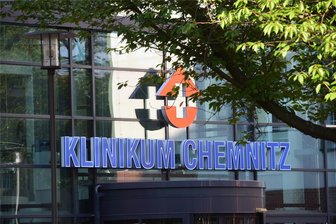 Klinikum Chemnitz: Was die Leitung des Hauses zu „Gleicher Lohn für gleiche Arbeit“ sagt - Das Klinikum Chemnitz ist das mit Abstand größte Krankenhaus in Südwestsachsen. Es zählt etwa 7000 Beschäftigte. Ein Großteil ist in Tochtergesellschaften angestellt und fühlt sich als Mitarbeiter zweiter Klasse.