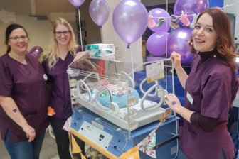 Klinikum Mittweida begeht Weltfrühgeborenentag: Viele Mitmach-Aktionen beim Kinderfest - Oberärztin Sabine Schreiber, Gesundheits- und Kinderkrankenpflegerin Maxi Senebald und Assistenzärztin Sally Adamczak (v. l.) zeigten den Kindern anhand von Frühchenpuppe Frieda, wie Frühgeborene in Mittweida im Inkubator behandelt werden können.
