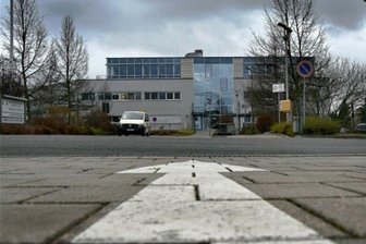 Klinikum Mittweida doch nicht von Ärztestreik betroffen - Am Krankenhaus Mittweida sollten sich laut Ärztegewerkschaft am Donnerstag Mediziner am Warnstreik beteiligen. Doch die Mediziner haben nach Angaben der Geschäftsleitung die Arbeit nicht niedergelegt. Foto: Falk Bernhardt/Archiv