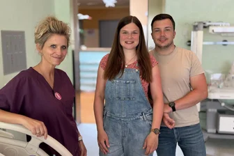 Klinikum Mittweida: Geburt ist Geduld - Hebamme Anita Jagusch erklärt Sophie und Patrick Kretzschmar (v.l.), was im Kreißsaal zu beachten ist.