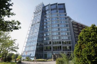 Klinikum plant großen Umbau für 82 Millionen Euro - Das neue Bettenhaus des Klinikums an der Flemmingstraße. Auf dem Gelände des früheren Bezirkskrankenhauses sind für die kommenden Jahre mehrere Umbauten vorgesehen. Zudem soll ein weiterer Neubau mit 120 Betten entstehen. Die Investitionen sind allerdings von Fördergeld abhängig.
