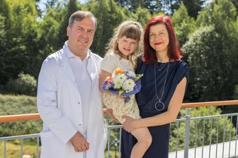 Klinikum Rodewisch: Das ist der neue Chefarzt für Herzenssachen - Dr. Leonir Alirifa-Sandner ist neuer Chefarzt in der Kardiologie am Klinikum Obergöltzsch. Das feiern mit ihm auch Ehefrau Judith und Tochter Lillie.