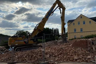 Klinkerbau ist nur noch ein Haufen Bauschutt - Viel war zu Wochenbeginn nicht mehr übrig von dem Klinkerbau in der Hohndorfer Hauptstraße 46.