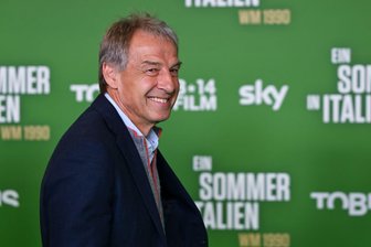 Klinsmann kritisiert Anspruch – Ziel muss der WM-Titel sein - Immer schön positiv: Jürgen Klinsmann spricht über die deutschen WM-Aussichten. (Archivbild)