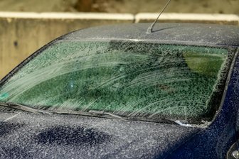 Klirrender Frost am Dienstag: Der kälteste Ort im Erzgebirge - Wegen einer hartnäckigen Eisschicht auf den Autoscheiben dauerte das Eiskratzen am Dienstagfrüh oft besonders lange.