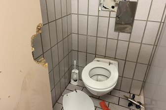 Klo-Randale auf Rodewischer Schlossinsel: Veranstalter sauer, kein Besucher will etwas bemerkt haben - Tür eingetreten, Spülkasten beschädigt, Klodeckel heruntergerissen: Hier leisteten die Vandalen ganze Arbeit.