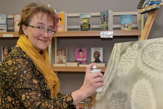 Klöppel-Kunst neu gedacht: Was eine Erzgebirgerin aus alten Deckchen zaubert - Steffi Schneider von der Volkskunstschule des Erzgebirgskreises hat die Arbeiten gestaltet, die in der Bibliothek Zschorlau zu sehen sind.