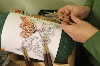Klöppel-Schmetterlinge für den Leubsdorfer Adventsmarkt - Mit Hilfe von Klöppeln, Klöppelkissen, vielen Nadeln und geschickten Händen entstehen hübsche Arbeiten.