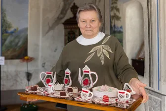 Klöppelausstellung im Erzgebirge: Vom Kaffeeservice aus Garn bis zum Innenleben einer Walnuss - Die Klöppelgruppe des EZV Geyer stellt im Lotterhof aus. Leiterin Monika Herberger zeigt dort unter anderem einen gedeckten Kaffeetisch als Klöppelarbeit.