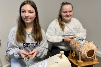 „Klöppelkids“ verbinden Kreativität und Können: Mädchen aus Hartmannsdorf überzeugen mit Spielidee viele Spender - Vanessa Philp (l.) und Vanessa Geppert gehören zu den Spezialisten der Hartmannsdorfer „Klöppelkids“. Gemeinsam haben sie ein Spiel kreiert, für das ihr Hobby die Grundlage bildet.