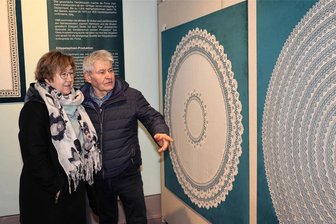 Klöppelschau im Perla Castrum Schwarzenberg fasziniert Gäste mit Spitzen-Exponaten - Beeindruckt von der Klöppelkunst: Andrea und Klaus Drawert, zwei Rentner aus Ronneburg, besuchten während ihres zweitägigen Ausflugs ins Erzgebirge auch die Sonderschau im Schwarzenberger Schloss.