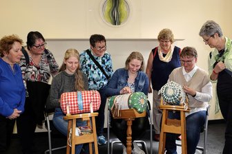 Klöppelspitze bleibt in Mode: Besucherrekord bei Kongress in der Perle des Erzgebirges - Schauklöppeln gab es an mehreren Stellen im Stadtgebiet. Hier schauen den Klöpplerinnen Anne, Lea und Elke Gläser (vorn von links) aus Zschorlau Sylvia Fritz aus Dachsberg, Irina Männel aus St. Blasien, Claudia Schwenninger aus Lauchringen sowie Hanna Muntwyler und Gabriela Surber (von links) aus der Schweiz über die Schultern.