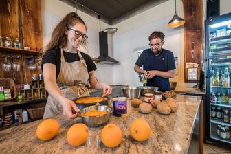 Klöße und Co. neu gedacht: Wie das „Versalat“ skeptische Erzgebirger von veganem Essen überzeugt - Sarah Kouril und Daniel Meier beim Vorbereiten des Angebots im „Versalat“. Dabei spielt Abwechslung eine große Rolle: Alle zwei Wochen wechselt die Karte.