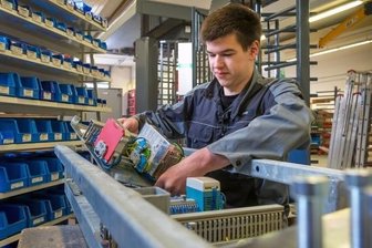 "Klopapier-Effekt" bei Materialeinkauf - Axel Thiele, Elektroniker für Betriebstechnik, montiert bei Zabag in Grünhainichen die Steuerung einer Drehkreuzanlage. 