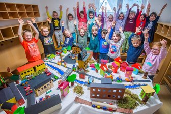 Klopapier-Rollen, Kleber, Milchkartons: Kita-Kinder bauen bunt und schlau ihr Erzgebirgsdorf nach - Geschafft! Die Kinder der Kita „Mühlbergzwerge“ in Burkhardtsdorf haben mit viel Geduld und Spucke ihren Heimatort nachgebaut. Jetzt sollen die Straßenlaternen folgen.