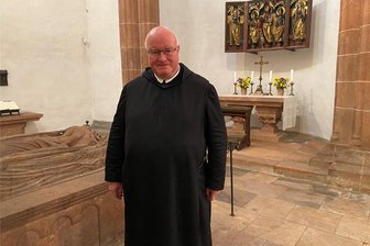 Kloster Wechselburg: Pater Maurus feiert Jubiläum - Pater Maurus vor Teilen eines Martinsaltars und dem Dedograb in der Basilika. Seit inzwischen zwölf Jahren lebt und wirkt der Geistliche in Wechselburg.