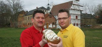 Klosterbrot: Neue Idee für alte Gemäuer - 
              <p class="artikelinhalt">Der Crimmitschauer Bäckermeister Frank Zimmer (rechts) will die Arbeit des Vereins Sächsischer Heimatschutz Frankenhausen - im Foto Vereinsvorsitzender Lutz Kretzschmar - mit dem Verkauf des appetitlich aussehenden Klosterbrotes unterstützen.</p>
            