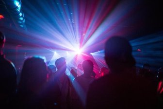 Klubs warnen vor Langzeitfolgen erneuter Schließungen - Ausgelassen durch die Nacht feiern - das halten viele Klubbetreiber für kaum mehr praktikabel. Die neuen Coronaregeln sehen Maskenpflicht, Mindestabstand und reduzierte Besucherzahlen vor. 