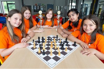 Kluge Damen: Schülerinnen aus Plauen gewinnen Deutsche Schachmeisterschaft - Waren bei der Deutschen Grundschulmeisterschaft nicht zu schlagen: Joanna Eske, Anni Winkler, Meryem Naz Öksüz, Aleeze Afsah Usman und Theodora Akladius (von links).