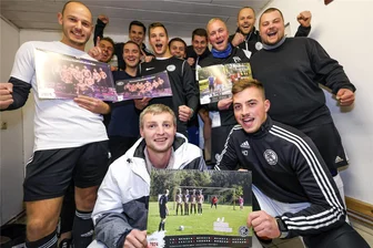 Knackig nackig: Erlbacher Fußballer geben ihr letztes Hemd - Nackte Haut auf dem Titel und wenig bekleidete Osterhasen als Freistoßmauer: Die Fußballer des BC Erlbach präsentieren ihren Mannschaftskalender für das Jahr 2024.