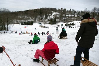 Knackige Kälte von Augustusburg bis Neuhausen - wo Wintersportler auf ihre Kosten kommen - Auf dem Rodelhang neben der Augustusburger Skipiste herrscht reger Betrieb. Auch in anderen Wintersportgebieten von Mittelsachsen finden Freunde rasanter Abfahrten ebenso wie Fans gemütlicherer Touren derzeit gute Bedingungen vor.